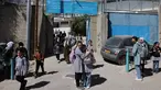 Siswi-siswi Palestina meninggalkan sekolah United Nations Relief and Works Agency for Palestine Refugees in the Near East atau Lembaga Bantuan dan Pekerjaan Perserikatan Bangsa Bangsa (PBB) untuk Pengungsi Palestina (UNRWA) di kamp pengungsi Shoafat, Yerusalem timur pada 8 Mei 2025. (AHMAD GHARABLI/AFP)