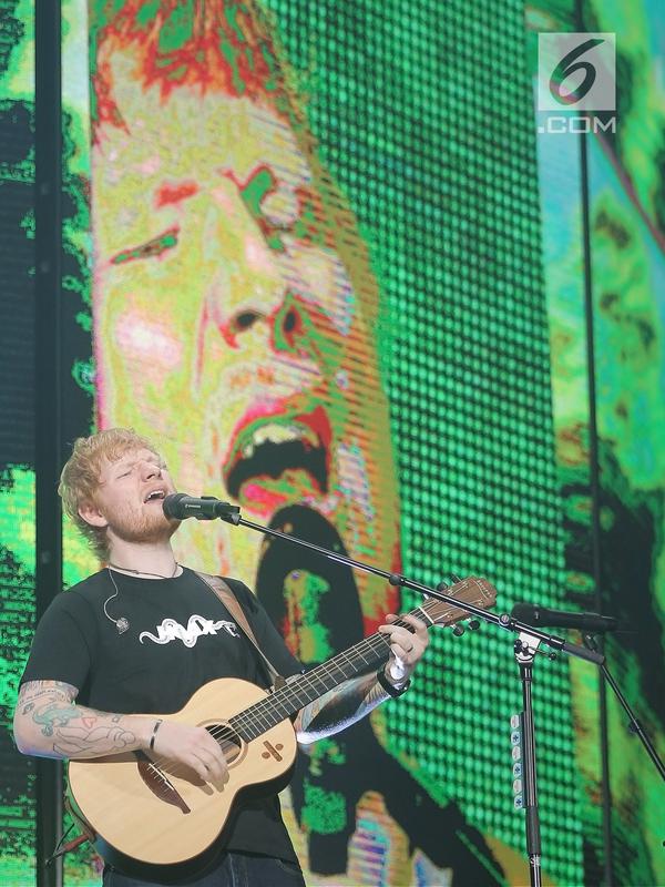 Ed Sheeran saat tampil menghibur penggemar dalam konser Divide World Tour 2019 di Stadion Utama Gelora Bung Karno, Jakarta Pusat (3/5/2019). Ed Sheeran membuka konser dengan lagu 