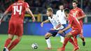 Striker Italia, Ciro Immobile, berusaha melewati pemain Makedonia pada laga Kualifikasi Piala Dunia 2018 di Stadion Olimpico, Turin, Jumat (6/10/2017). Italia ditahan imbang 1-1 dengan Makedonia. (AP/Alessandro Di Marco)