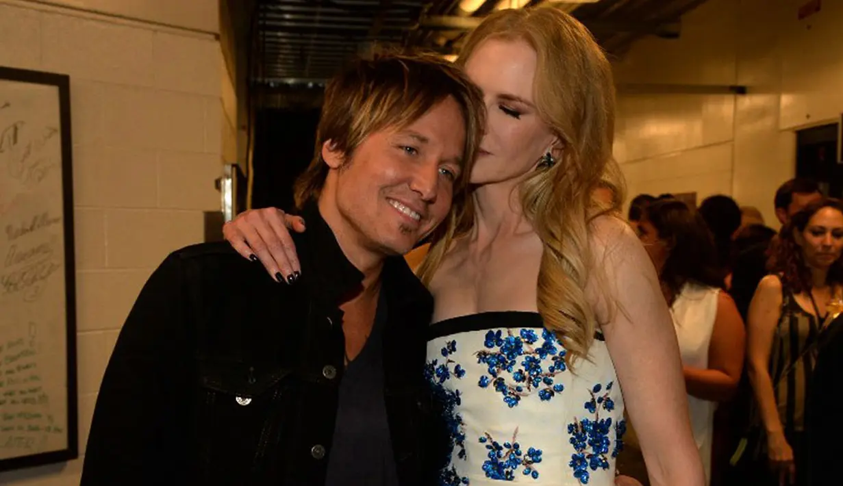 Sesekali terlihat, Nicole Kidman mencium kepala Keith Urban saat menghadiri CMT Music Awards 2014 di Bridgestone Arena, Nashville, Tennessee, (4/6/2014). (AFP/Rick Diamond)