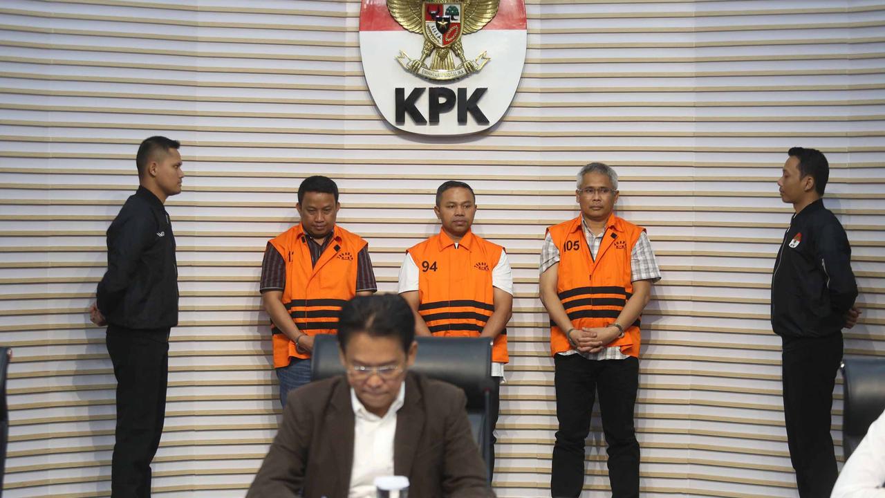FOTO: Baru 9 Bulan Jadi Gubernur, Abdul Wahid Digelandang KPK dalam Kasus Pemerasan