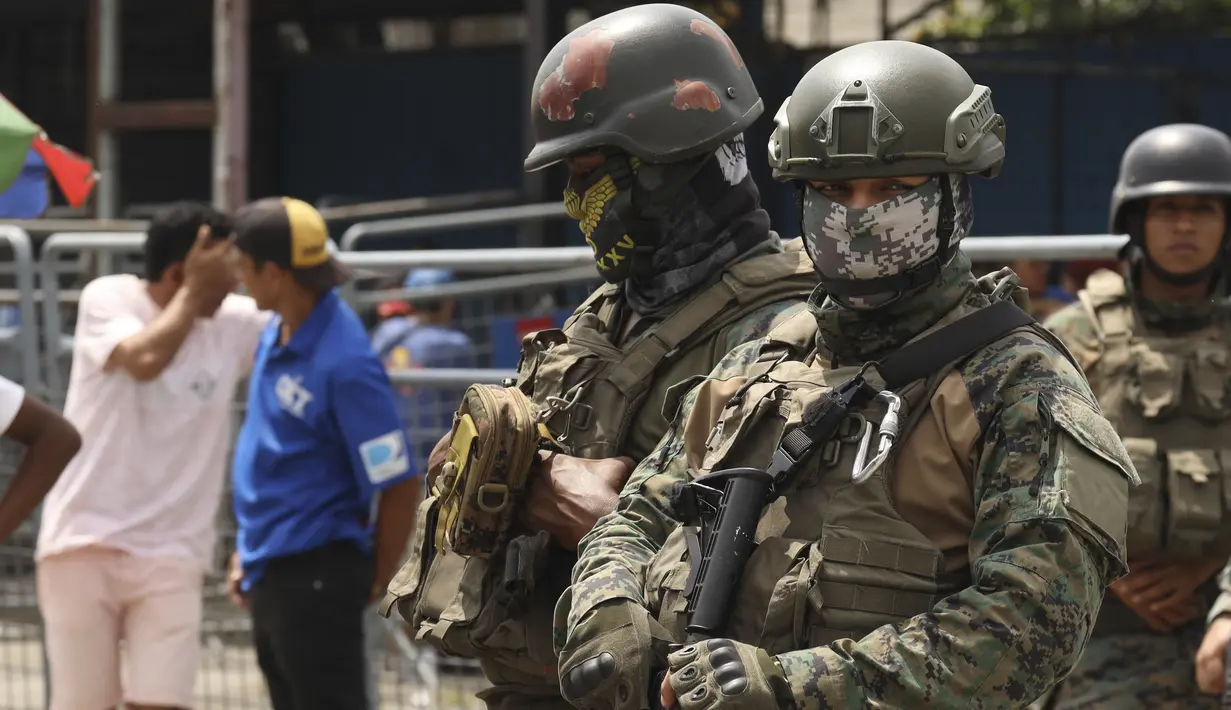 Angkatan bersenjata mengatakan bahwa tentara dan polisi memasuki penjara pada Selasa pagi untuk memulihkan ketertiban dan mencari senjata, amunisi, bahan peledak, dan barang-barang ilegal lainnya yang digunakan dalam pertempuran yang sedang berlangsung. (AP Photo/Cesar Munoz)