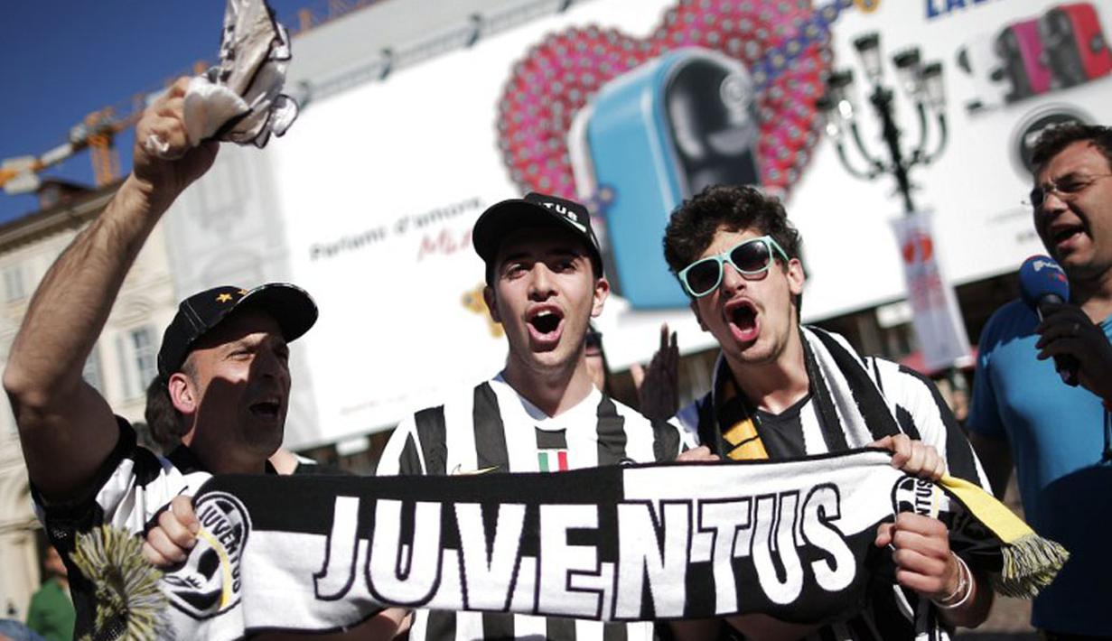 Suporter Juventus merayakan gelar juara Liga Italia Seri A musim 2013-2014 di Piazza San Carlo, Turin, (4/5/2014). (AFP/Marco Bertorello)
