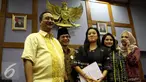 Wakil Ketua Komisi X, Ferdiansyah (kiri) bersama Ketua PARFI 1956 Marcella Zalianty dan anggotanya seperti  Ray Sahetapy, Inggrid Kansil dan Gusti Randa saat menemui Komisi X DPR-RI, Jakarta, Kamis (24/11). (Liputan6.com/Johan Tallo)