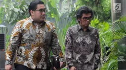 Dirut PT. Samantaka Batubara AM Rudi Herlambang (kanan) tiba untuk menjalani pemeriksaan di Gedung KPK, Jakarta, Selasa (30/4/2019). AM Rudi diperiksa sebagai saksi dalam kasus suap dugaan pembangunan PLTU Riau-1 yang menyeret Direktur Utama nonaktif PT PLN Sofyan Basir. (merdeka.com/Dwi Narwoko)