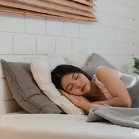 Menutup hari dengan rutinitas yang tenang bukan hanya soal tidur lebih cepat, tetapi membantu pikiran berhenti “lari” setelah seharian penuh aktivitas. [Dok/Freepik.com/tirachardz].