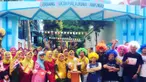 Warga Cluster Cemara Perumahan Depok Maharaja foto bersama saat merayakan keberhasilan mereka peringkat ke-3 Kampung Piala Dunia Terbucin se-Indonesia pada 2022. (Dokumentasi warga Cluster Cemara)