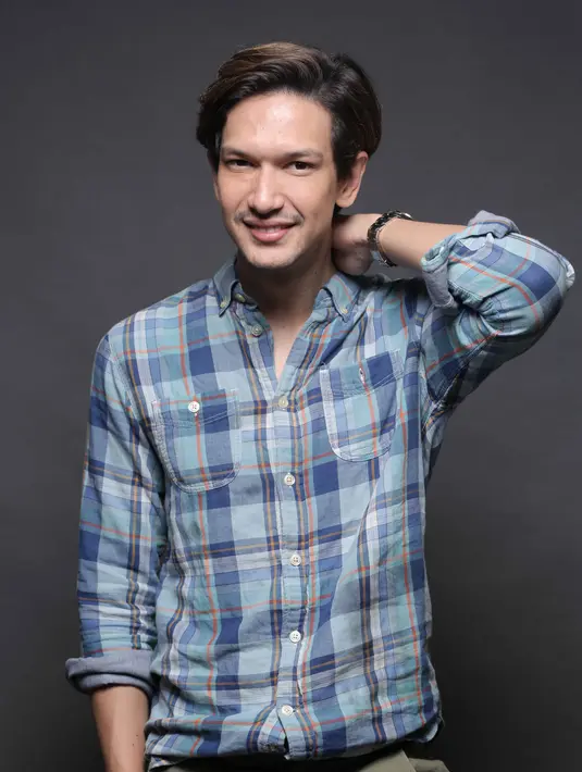 "Kalau besok-besok belum tentu dapat lagi. Jadi faktor Indro warkop itu bagi kami, jadi magnet yang sangat kuat. Bloopersnya tuh yang kocak-kocak banget, kita ngakak mulu di lokasi," ujar Dimas. (Nurwahyunan/Bintang.com)