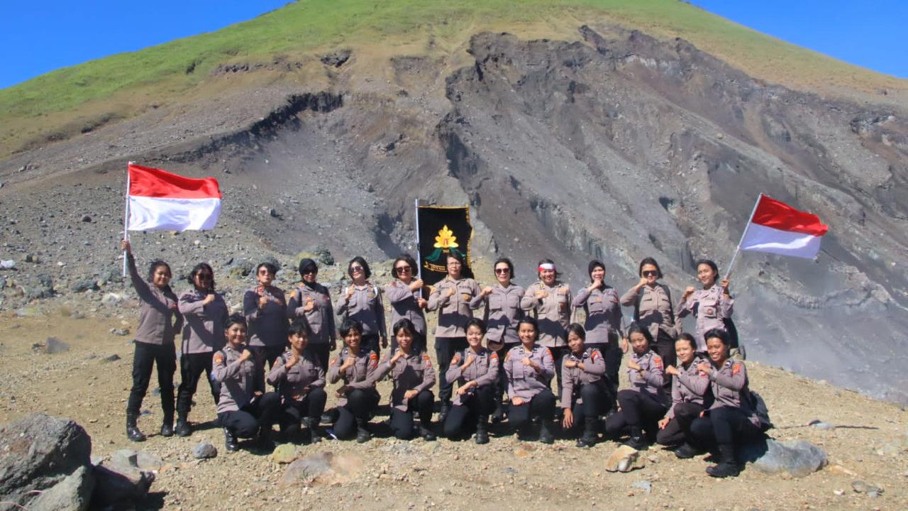 Puluhan Polwan Polda Sulut menaklukkan Gunung Lokon di Kota Tomohon.