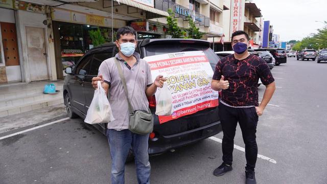 Influencer Bernard Huang Hobi Borong Jualan Pedagang Kecil di Batam