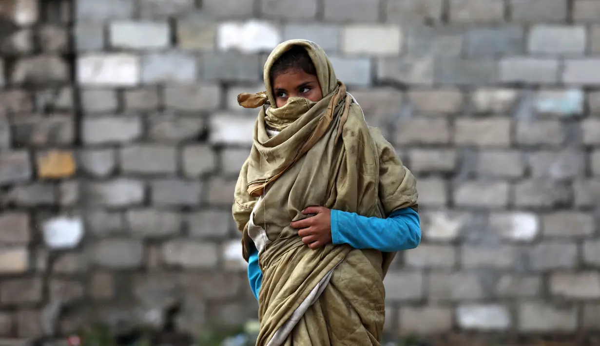 Seorang gadis Palestina terlihat di area permukiman kumuh sebuah kamp pengungsi saat cuaca badai di Kota Khan Younis, Jalur Gaza selatan, pada 26 November 2020. (Xinhua/Yasser Qudih)