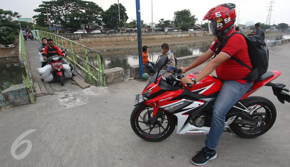 Pengendara motor menunggu giliran melintas untuk menyeberangi KBB di kawasan Tanah Abang, Jakarta, Jumat (30/12). Tidak tersedianya fasilitas penyeberangan lain membuat warga serta pengendara harus berbagi jalan. (Liputan6.com/Immanuel Antonius)