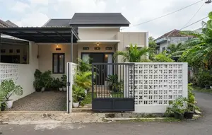 8 Inspirasi Pagar Rumah Mungil yang Tidak Membuat Halaman Terasa Sempit