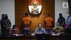 Wakil Ketua KPK Nurul Ghufron (tengah) menyampaikan keterangan terkait penangkapan mantan Sekretaris MA Nurhadi dan menantunya Rezky Hebriyono di Gedung KPK, Jakarta, Selasa (2/6/2020). KPK resmi menahan Nurhadi dan Rezky yang menjadi DPO sejak pertengahan Februari 2020. (merdeka.com/Dwi Narwoko)
