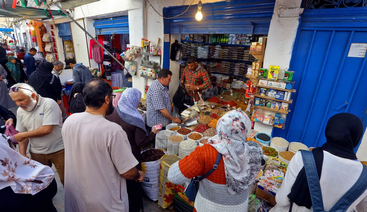 Warga membeli produk makanan untuk persiapan menyambut datangnya bulan Ramadan di Ibu Kota Tripoli, Libya, 1 Mei 2019. Kendati tertekan lantaran dibayang-bayangi oleh pertempuran antara pasukan pemerintah dengan pemberontak, warga Tripoli tetap antusias menyambut Ramadan. (MAHMUD TURKIA/AFP)