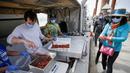 Orang-orang mengantre untuk membeli udang spot segar di Steveston Fisherman's Wharf di Richmond, British Columbia, Kanada (5/6/2020). Musim udang spot tahun ini tertunda akibat kurangnya pasar selama pandemi COVID-19. (Xinhua/Liang Sen)