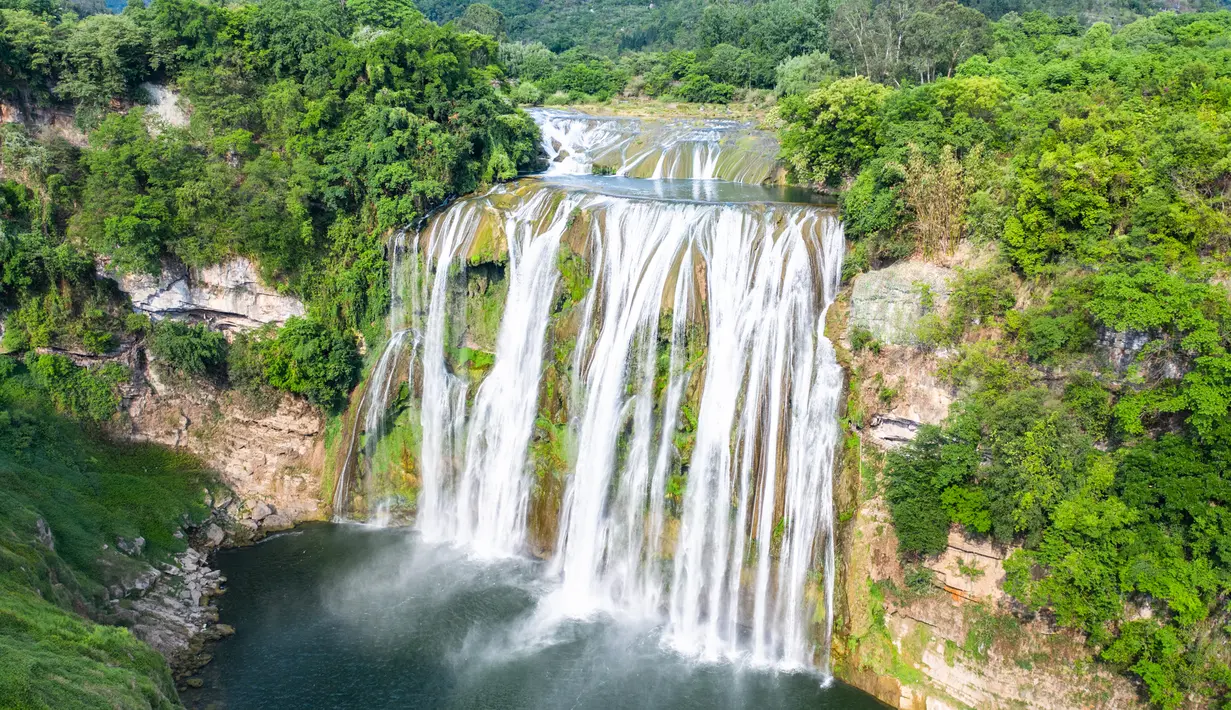 Para wisatawan mengunjungi lokasi wisata Air Terjun Huangguoshu di Anshun, Provinsi Guizhou, China barat daya, pada 16 Mei 2020. Air terjun raksasa ini disebut sebagai salah satu air terjun terbesar di Asia. (Xinhua/Tao Liang)