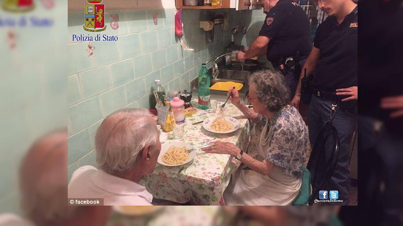 'Aksi' Haru Polisi Masak Pasta bagi Pasangan Manula yang Kesepian