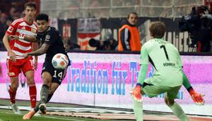 Penyerang Bayern Munchen asal Kolombia #14, Luis Diaz (tengah), mencetak gol pertama timnya melewati kiper Union Berlin asal Denmark #01, Frederik Ronnow, dalam pertandingan divisi satu Bundesliga Jerman antara FC Union Berlin dan FC Bayern Munchen di Berlin pada 8 November 2025. (Odd ANDERSEN/AFP)