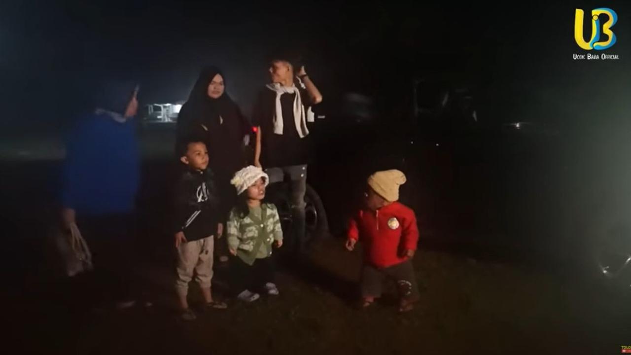 Ucok Baba bersama keluarga kemudian tiba di lokasi kemping. Anak-anak Ucok Baba yang baru kembali kemping awalnya tampak takut karena lokasinya gelap.