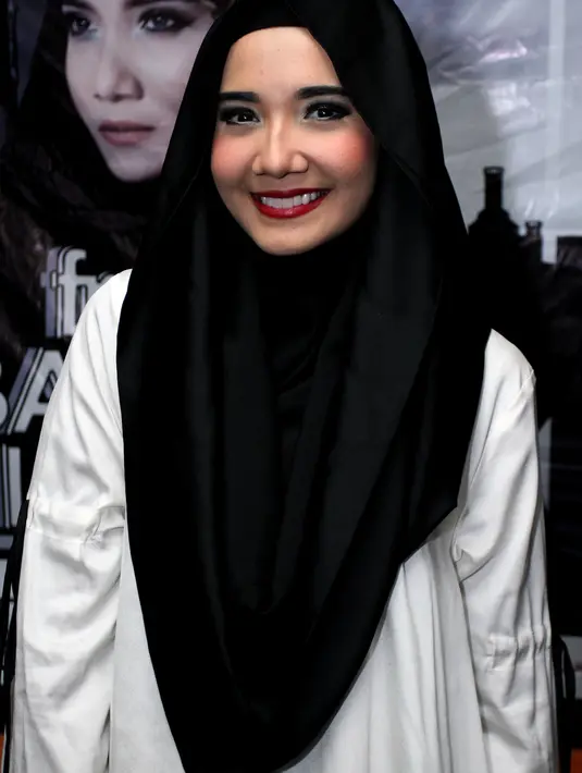 Zaskia Sungkar yang dulunya dikenal sebagai seorang penyanyi dan aktris ini memanfaatkan dengan baik kesempatan yang datang padanya untuk terus mengembangkan karya-karyanya di dunia fashion. (Wimbarsana/Bintang.com)