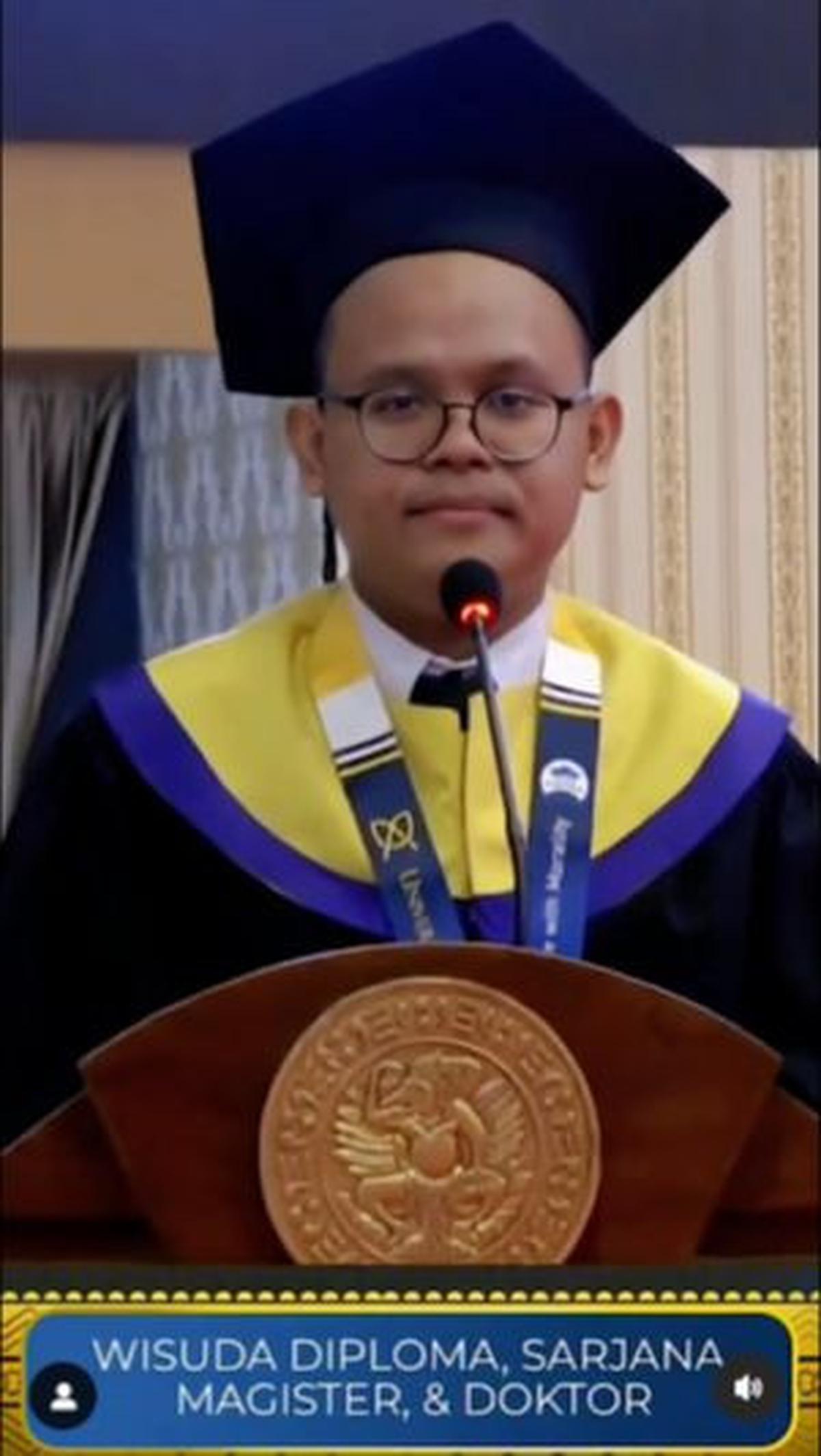 "Terima kasih banyak Bapak Rektor," ujarnya. <br>