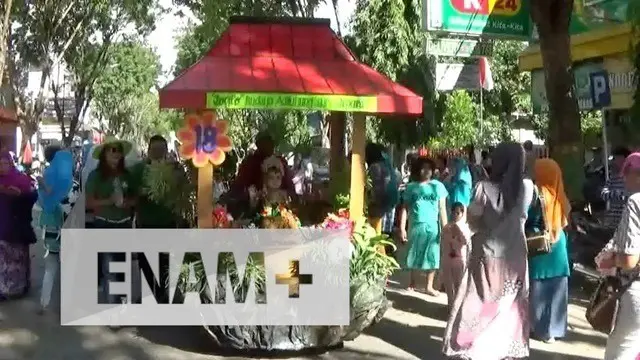 Dalam rangka memperingati  Hari Kartini, Gabungan Organisasi Wanita Pamekasan menggelar lomba becak hias dan penumpang kartini. Kemeriahan warnai parade lomba becak hias ini.