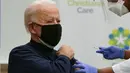 Presiden Amerika Serikat terpilih, Joe Biden menerima suntikan dosis pertama vaksin Covid-19 di Rumah Sakit Christiana di Newark, Delaware, Senin (21/12/2020). Peristiwa ini disiarkan secara langsung oleh televisi untuk meyakinkan publik AS tentang keamanan vaksin Covid-19. (Alex Edelman / AFP)