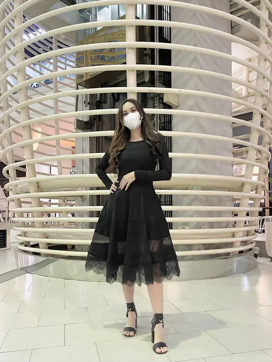 Menjadi salah satu selebriti yang kerap jalani travelling, sebagai seorang ibu tidak jarang ia pun mengajak buah hatinya. Kerap membagikan kesehariannya dalam media sosial Instagram. Aura Kasih pun selalu tampil anggun dengan busana dress dengan gaya yang simpel ini. (Liputan6.com/IG/@aurakasih)