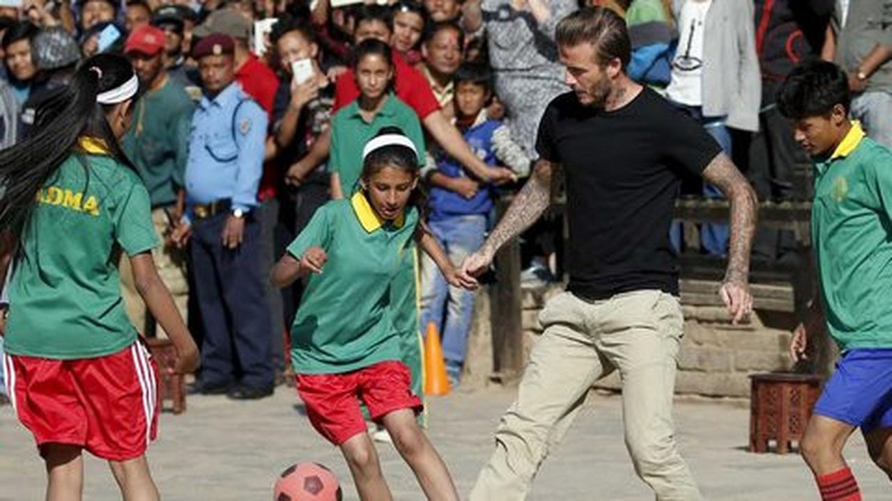 Keceriaan David Beckham main bola dengan anak-anak di Nepal