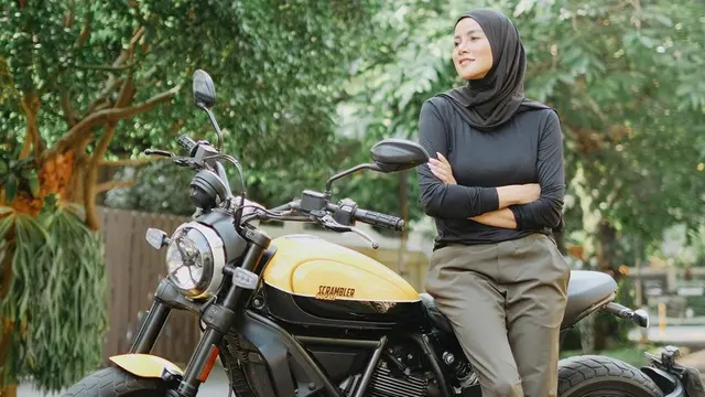 Gaya Olla Ramlan saat Naik Moge, Makin Keren