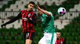 Andre Silva. Striker Eintracht Frankfurt berusia 25 tahun ini menjadi aset klub jika berhasil diboyong Manchester United guna memperoleh dana segar untuk mendapatkan kembali mantan striker mereka yang kini berlabuh di Real Madrid, Luka Jovic. (AFP/Patrik Stollarz)