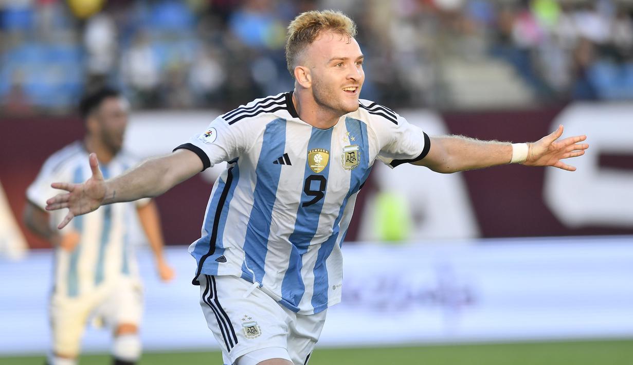 Selebrasi pemain Timnas Argentina U-23, Luciano Gondou setelah mencetak gol ke gawang Brasil U-23 pada laga Kualifikasi Olimpiade Paris 2024 Zona Conmebol di Brigido Iriarte Stadium, Caracas, Venezuela, Minggu (11/2/2024). (AP Photo/Matias Delacroix)