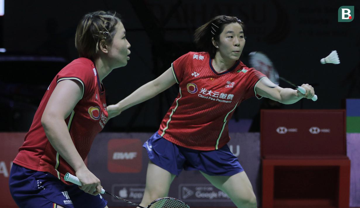 Chen Qing Chen/Jia Yi Fan yang merupakan unggulan pertama turnamen pun mampu unggul 11-7 di interval game pertama. (Bola.com/Ikhwan Yanuar)