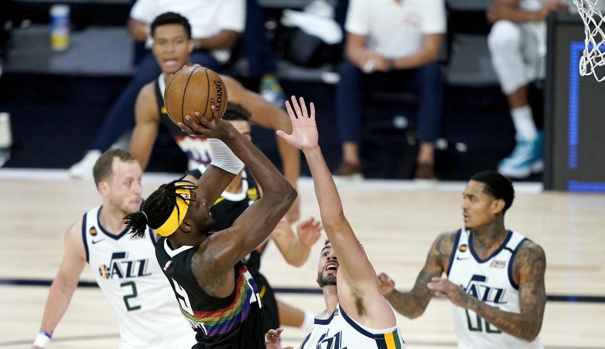 Pemain Denver Nuggets, Jerami Grant, berusaha mencetak poin saat melawan Utah Jazz pada ronde pertama playoff NBA musim 2020 di The Field House, Florida, Selasa (18/8/2020). Denver Nuggets menang 135-125 atas Utah Jazz. (AFP/Ashley Landis/Pool/Getty Images)