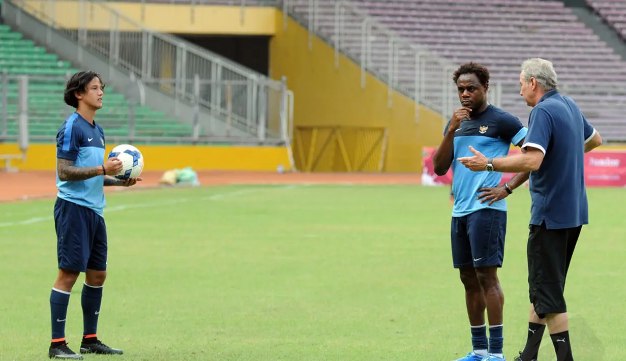 Pemain belakang Arema Cronus, Victor Igbonefo (tengah) mendengar arahan pelatih timnas Indonesia Senior, Alfred Riedl (kanan) saat berlatih di Stadion GBK, Jakarta, (12/11/2014). (Liputan6.com/Helmi Fithriansyah)