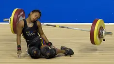 Atlet angkat besi putri Venezuela, Rodriguez Gomez, pingsan saat mengangkat barbel seberat 106 kg, hingga langsung ambruk saat bertanding di Pan Am Games, Ontario, Kanada, 12 Juli 2015. (Dailymail)