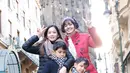 Tak hanya kebersamaan yang singkat, namun banyak pula kebersamaan Bunga Zainal dan Kareena Kaur saat menjalani liburan bersama. Liburan kali ini keluarga Bunga Zainal mengunjungi Praha, Republik Ceko. (Liputan6.com/IG/@bungazainal05)