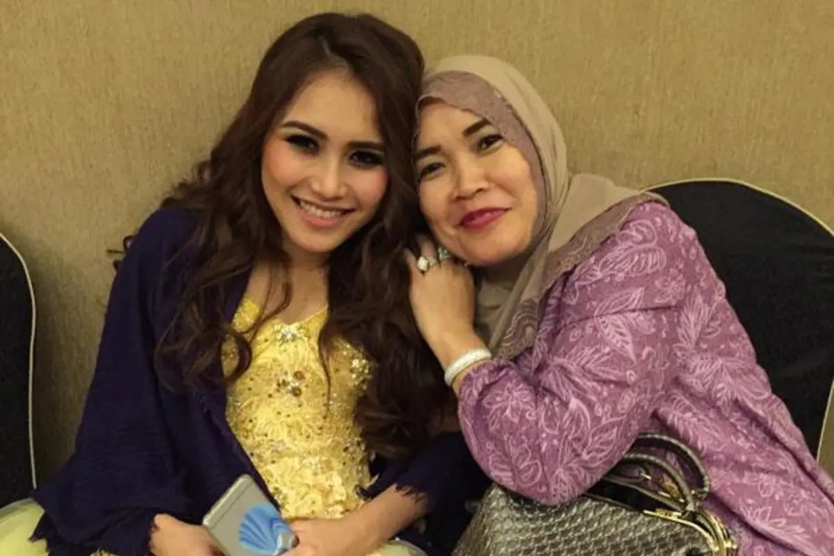 [Bintang] Ayu Ting Ting dan Umi Kalsum