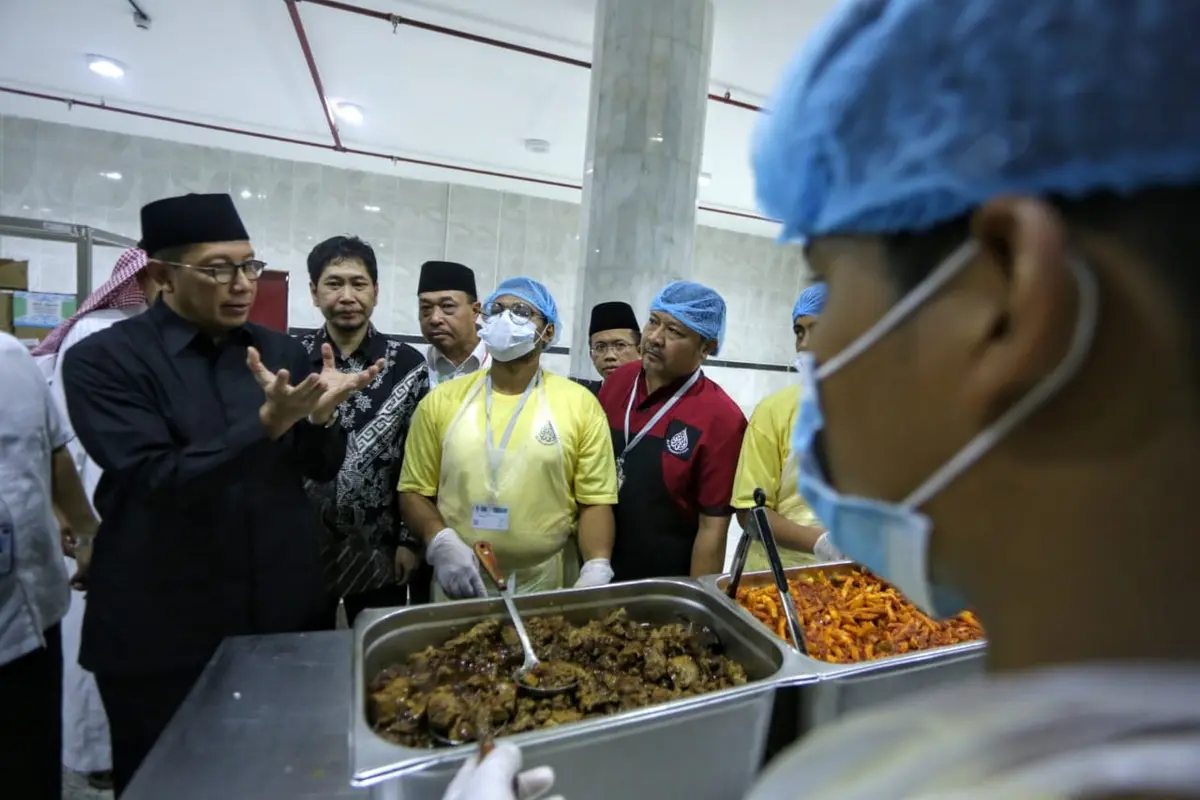 Menteri Agama (Menag) Lukman Hakim Saifuddin meninjau dapur perusahaan katering penyedia konsumsi jemaah haji di Makkah. Bahauddin/MCH