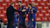 Manajer tim Barcelona, Ronald Koeman (kiri) merayakan kemenangan 3-0 atas Sevilla bersama Gerard Pique dan Lionel Messi usai laga leg kedua semifinal Copa Del Rey 2020/21 di Camp Nou Stadium, Rabu (3/3/2021). Barcelona menang 3-0 melalui extra time dan lolos ke babak final. (AP/Joan Monfort)
