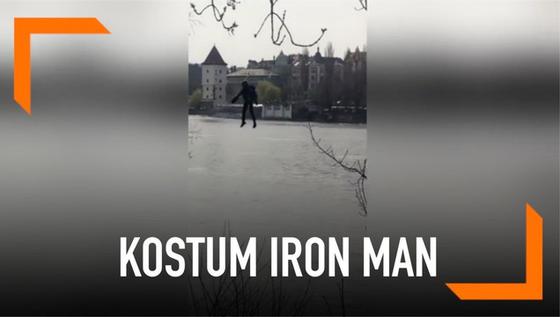 VIDEO: Bak Iron Man, Seorang Pria Terbang Lintasi Sungai Praha