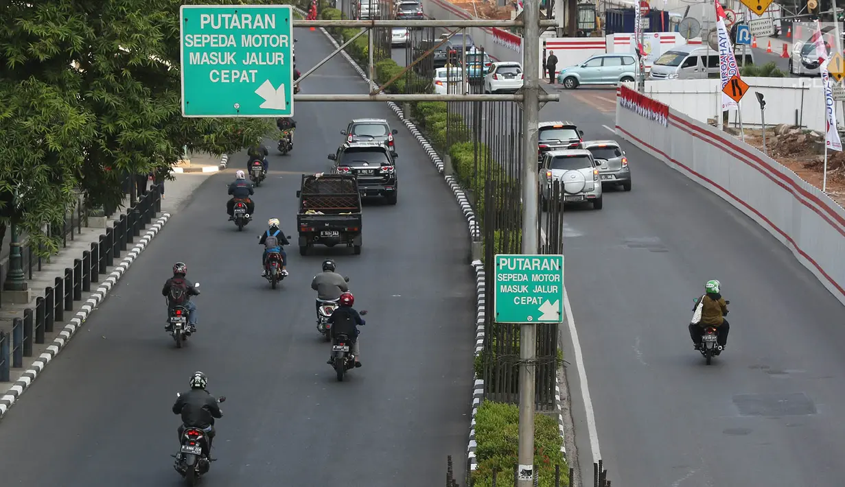 Kendaraan melintas di Jalan HR Rasuna Said, Kuningan, Jakarta, Senin (21/8). Untuk mengurai kemacetan di Ibukota, Pemprov DKI berencana menguji coba larangan bagi motor melintasi jalan tersebut mulai 11 September 2017. (Liputan6.com/Immanuel Antonius)