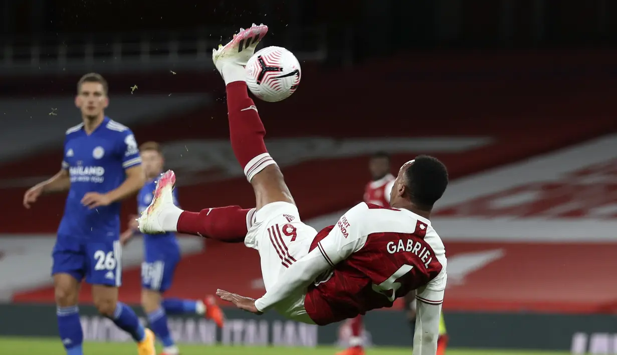 Bek Arsenal, Gabriel melakukan tendangan salto saat bertanding melawan Leicester City pada pertandingan lanjutan Liga Inggris di Stadion Emirates di London, Inggris, Minggu (25/10/2020). Leicester City menang 1-0 atas Arsenal. (Catherine Ivill/Pool via AP)