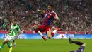 Pemain depan Bayern Munich, Robert Lewandowski, melompati penjaga gawang VfL Wolfsburg, Max Gruen, saat berlaga dilanjutan Bundesliga di Allianz Arena, (23/8/2014). (REUTERS/Michaela Rehle)