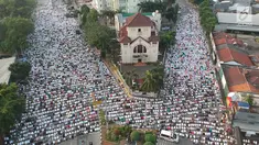 Ribuan umat muslim melaksanakan Salat Idul Fitri 1439 H di kawasan Jatinegara, Jakarta, Jumat (15/6). Seluruh masyarakat di Indonesia serentak merayakan Hari Raya Idul Fitri 1439 H sesuai ketetapan pemerintah Jumat (15/6). (Liputan6.com/Arya Manggala)