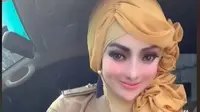 Viral Wanita Berseragam PNS Berdandan Bak Boneka Barbie. foto: TikTok @yuni_jasminebutiq