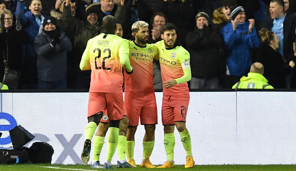 Striker Manchester City, Sergio Aguero, merayakan gol yang dicetaknya ke gawang Sheffield Wednesday pada laga babak kelima Piala FA di Hillsborough Stadium, Rabu (4/3) malam waktu setempat. Manchester City menang 1-0 atas Sheffield. (AFP/Paul Ellis)