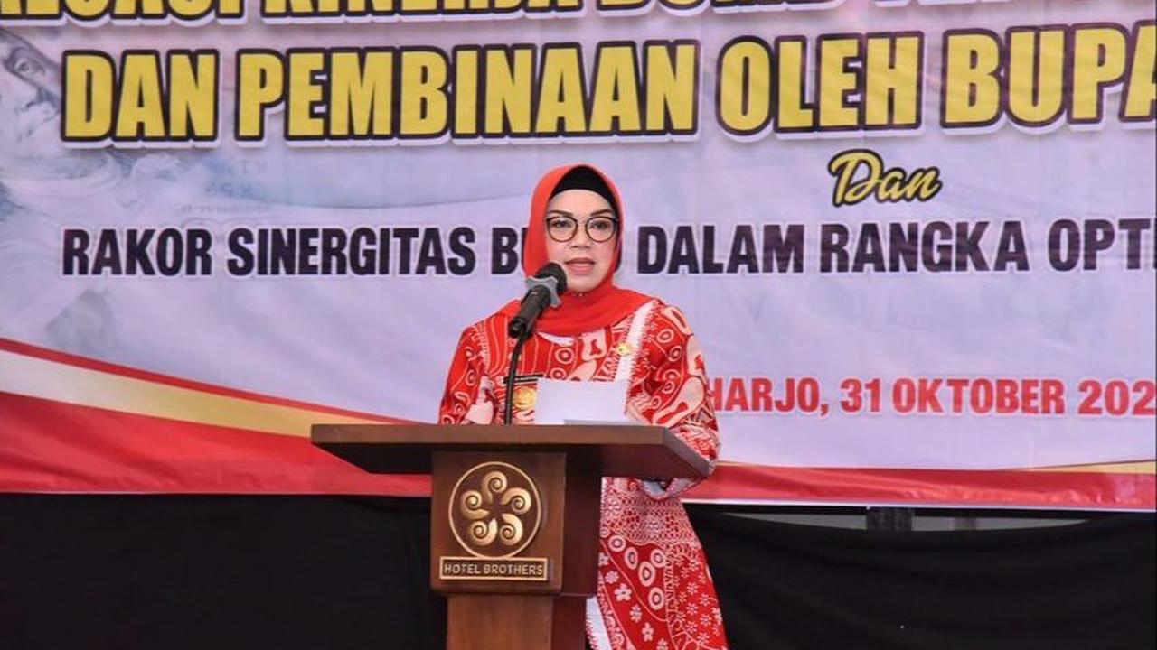 Etik memulai pendidikannya di SDN 85 Tegalmulyo, Surakarta.&nbsp;