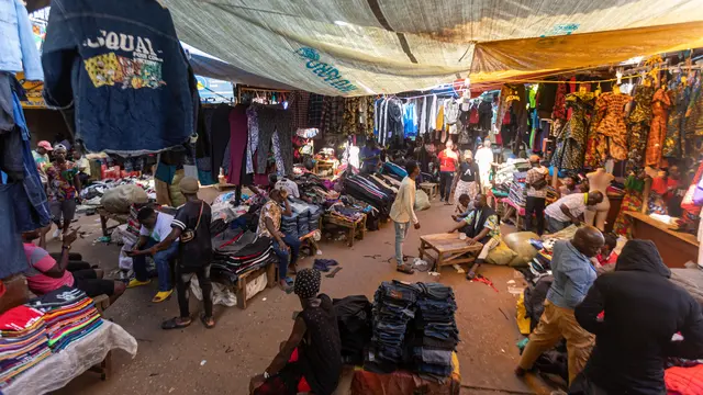 Uganda Deklarasikan Perang Terhadap Pakaian Bekas
